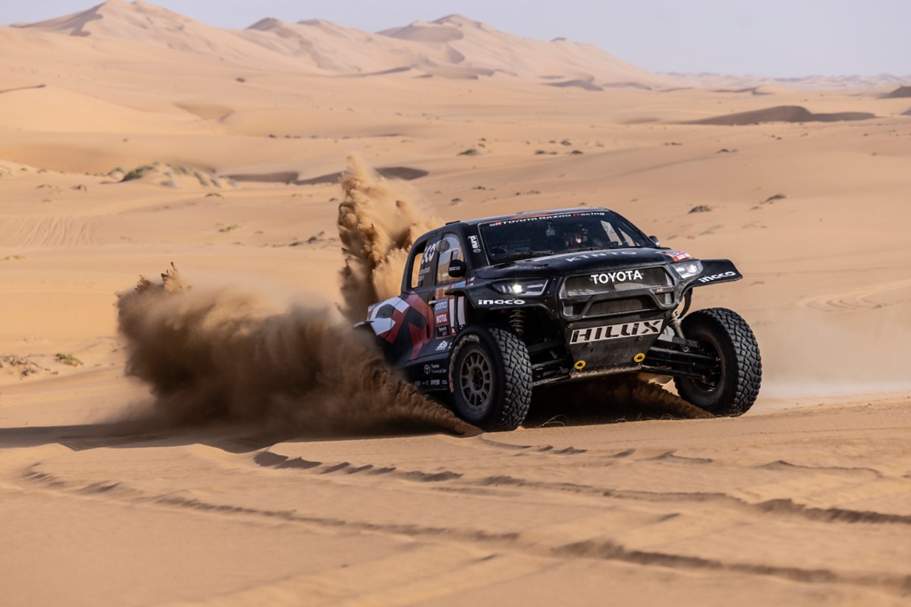Rally bil der kører i ørkenen
