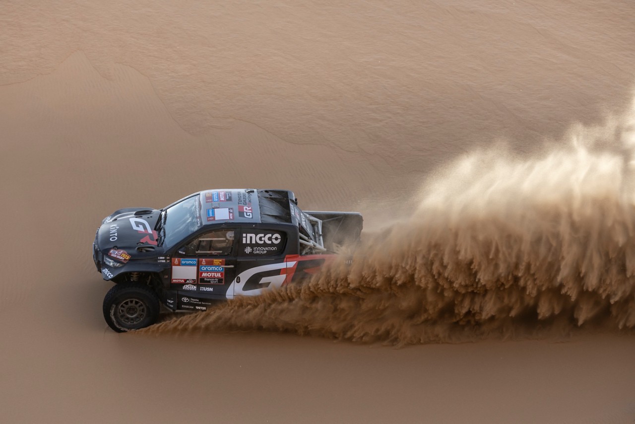 Rally bil der kører i ørkenen