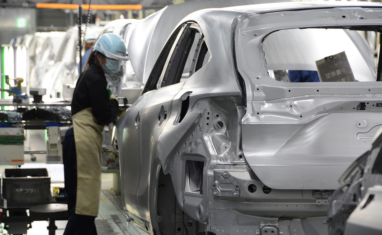 Person på en Toyota fabrik